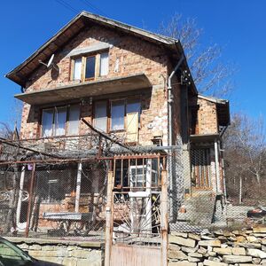 Country house with garage, land and nice views in a village