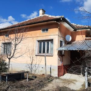 Partially renovated country house with annex, 