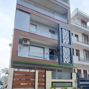 Independent Corner House in Sector Omicron 3