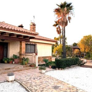 Energy-Independent Villa with Pool on 2,000 m&sup2; Plot
