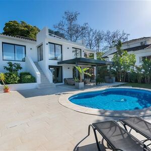 CONTEMPORARY RENOVATED VILLA IN NUEVA ANDALUC&Iacute;A