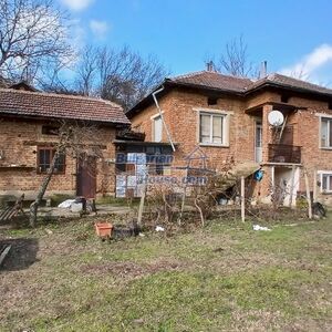 Rural house in livable condition big garden 14km to Danube 