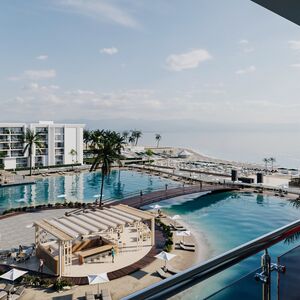 Apartment with private garden & beach, 15% down