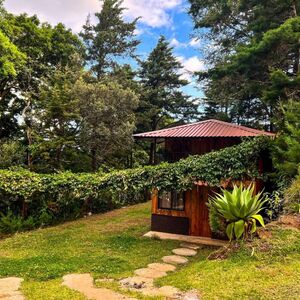 Caba&ntilde;a Piqueza! offers a serene chalet experience in Po&aacute;s