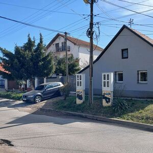 I am selling half of a house with its own yard - Petrovaradi