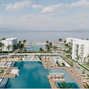 Duplex two bedrooms 131m Green contract with private beach