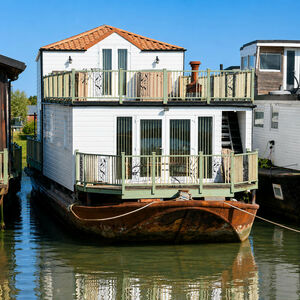 Superbly Converted Floating Home &ndash; Ellise  &pound;270,000