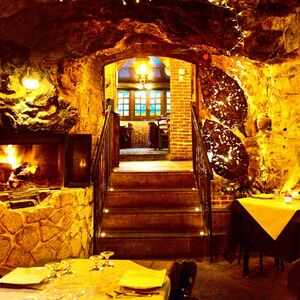 Roma "Le Vere Grotte" &ndash; Spacious Apartment and Restaurant 