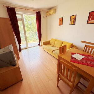 1-Bedroom Apartment with Courtyard View | Sunny Day 4