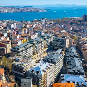 This ready-to-move-in apartment has a sea view and is close 