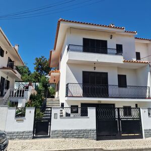T4 House with Private Garden and Garage for 3 Cars Portugal