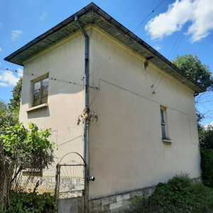 Solid rural house with annex, garage, barn & big land plot 