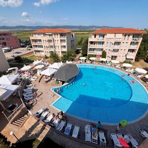 Furnished 2-Bedroom Apartment with Pool View in Sunny Day 6