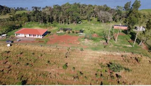 Ein Haus und Hof am See