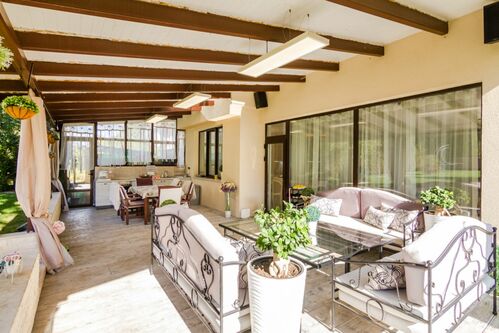 Covered patio with summer