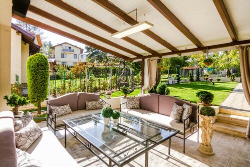 Covered patio with summer