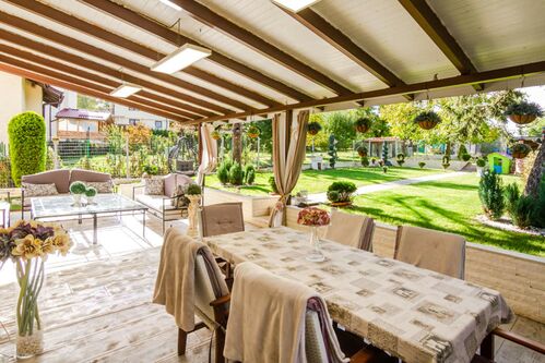 Covered patio with summer