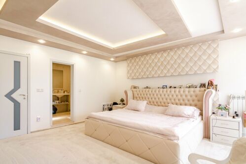 Master bedroom with en-su