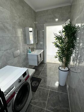 Upstairs main bathroom