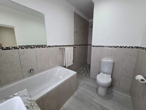 ON-SUITE FULL BATHROOM