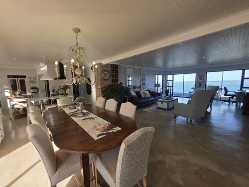OPEN PLAN LIVING AREAS