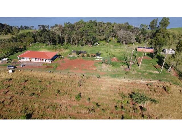 Ein Haus und Hof am See