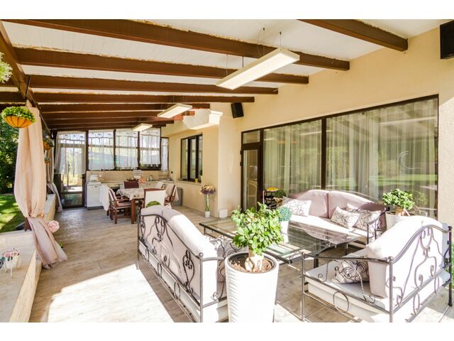 Covered patio with summer