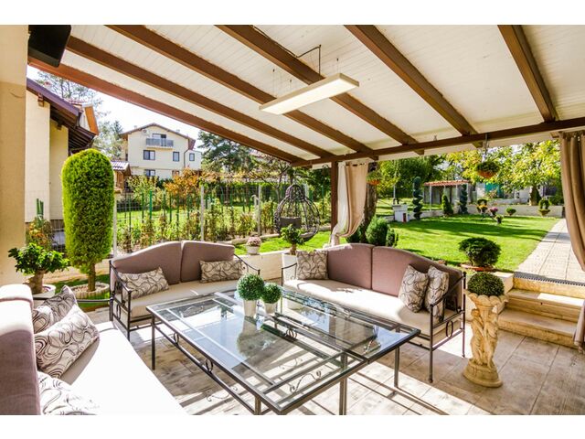 Covered patio with summer