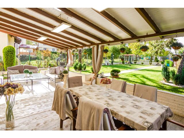 Covered patio with summer