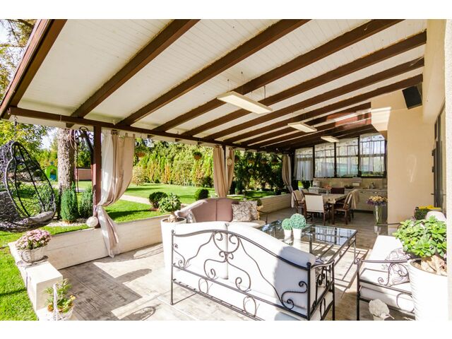 Covered patio with summer