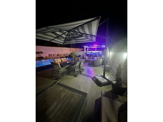 Bar/built in BBQ area