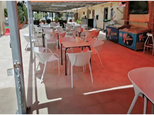 Bar junto a piscina.