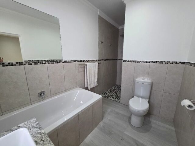 ON-SUITE FULL BATHROOM