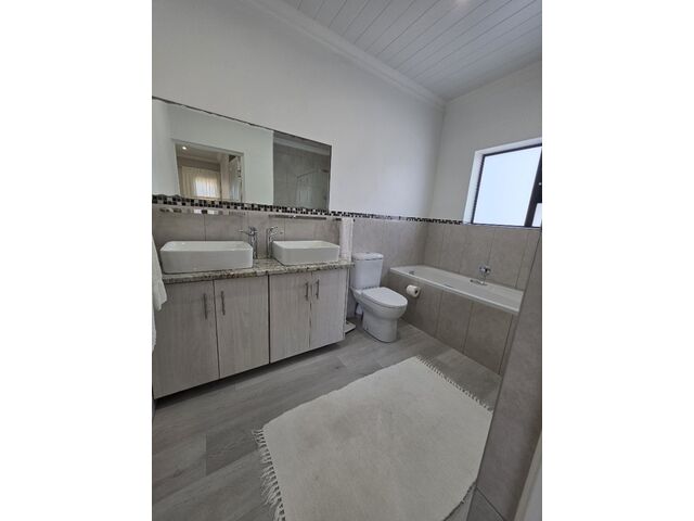 ON-SUITE FULL BATHROOM