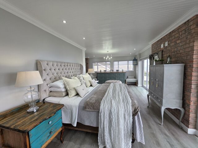 MAIN BEDROOM (BEDROOM 1)