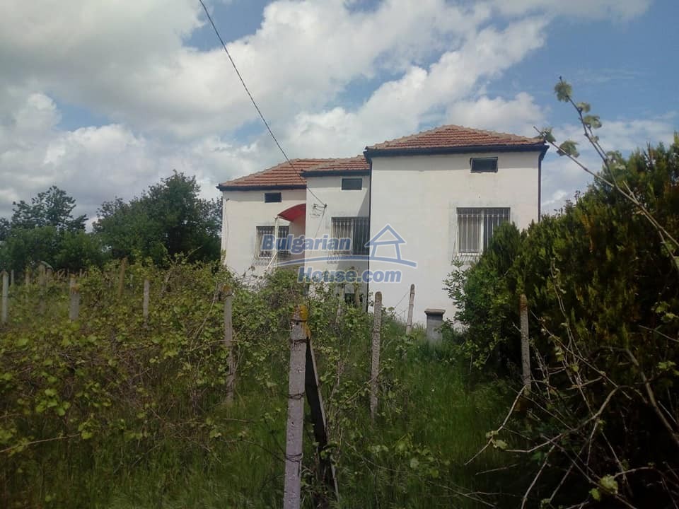 Property for sale with a large yard of 3800sq.m. region Va (Bulgaria
